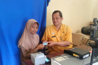 Warga Sale Kini Bisa Cetak e-KTP di Kantor Kecamatan