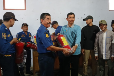 Damkar Temanggung Bantu 20 APAR ke Desa Tening