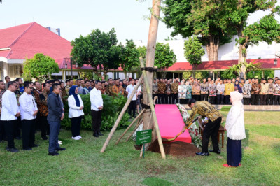 Presiden Jokowi dan Ibu Iriana Tanam Pohon di Halaman Istana Kepresidenan Jakarta