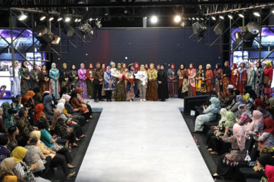 Sejumput Makna dalam Wastra Jawa Tengah, Bersama Puluhan “Peragawati Dadakan” Dekranasda