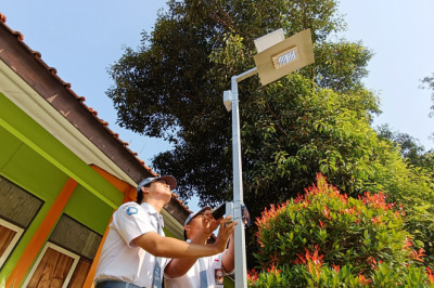 Pelajar Batang Rakit Lampu Tenaga Surya