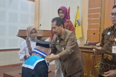 43 Lulusan Sekolah Lansia Diwisuda