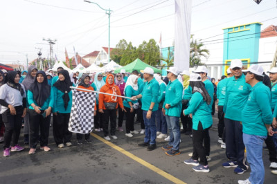 Peringati HKN 2024, Pj Bupati Jepara Gelar Aksi Bersih Pantai Bersama