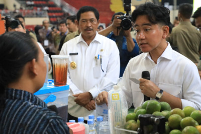 Pj Gubernur Jateng Dampingi Wapres RI Silaturahmi dengan Ribuan Nasabah PNM Mekaar 