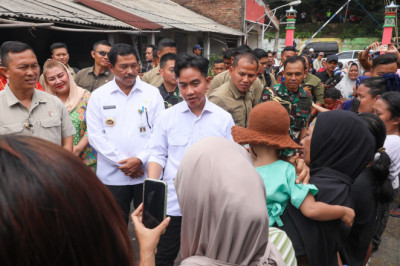 Warga Semarang Antusias Sambut Wapres dan Pj Gubernur Jateng