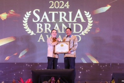 Stabilitas Politik di Jateng Terjaga, Nana Sudjana Raih Satria Leader Award