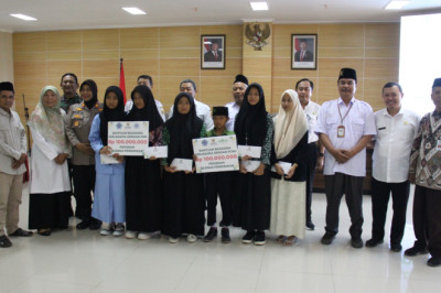 Ratusan Pelajar SD/MI hingga Perguruan Tinggi di Brebes Terima Beasiswa Baznas