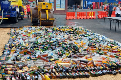 Ciptakan Suasana Kondusif saat Nataru, Ribuan Botol Miras Dimusnahkan
