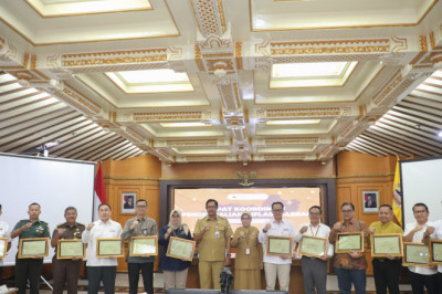 Jaga Nyala Pengendalian Inflasi, Pj Gubernur Jateng Beri Penghargaan pada Anggota TPID