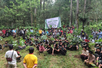 Jaga Sumber Air Merapi, Ratusan Santri Tanam Pohon