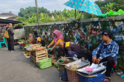 Menelusuri Jejak Tradisi di Pasar Kramat Jumat Pahing Muntilan