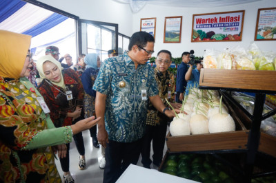 Jaga Stabilitas Harga, Nana Sudjana Harap Si-Manis Mart Direplikasi di Semua Daerah 