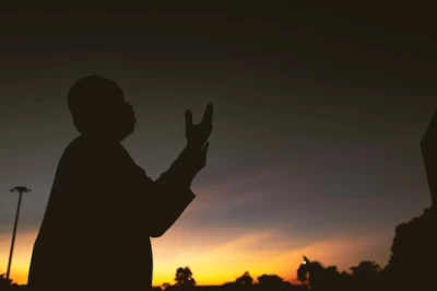 Niat Sholat Magrib Lengkap Beserta Arti dan Pelafalannya