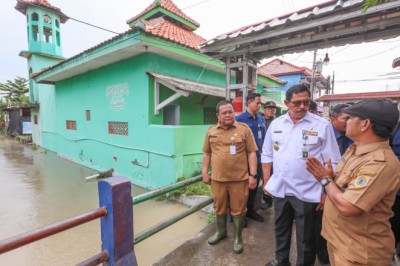 Penjabat Gubernur Jateng Tinjau Banjir Brebes, Salurkan Logistik Kebencanaan Rp478 Juta
