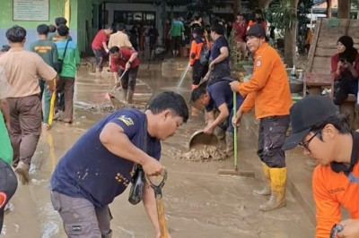Pemkab Kendal Bantu Bersihkan Sisa Banjir di Patebon