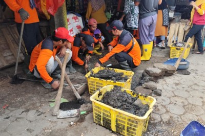 Paguyuban Pedagang Bersihkan Selokan Penyebab Banjir di Pasar Rembang