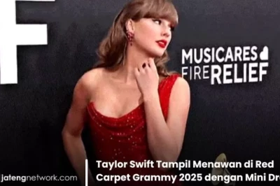 Taylor Swift Tampil Menawan di Red Carpet Grammy 2025 dengan Mini Dress Merah dan Makeup Bold