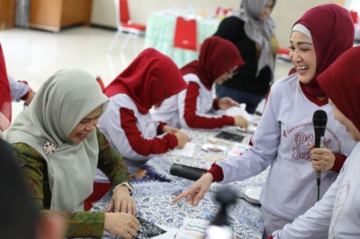 Ketika Para Ibu Belajar Pasang Payet, dari Ketusuk Jarum Hingga Sulit Cari Lubang