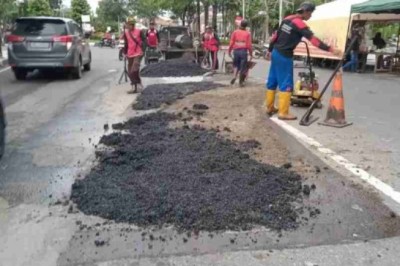 Pemkot Semarang Gerak Cepat Perbaiki Jalan Lubang Akibat Genangan