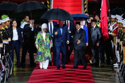 Presiden Prabowo Sambut Hangat Kedatangan Presiden Erdogan di Bandara