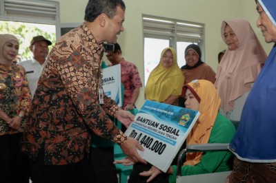 Senyum Masyarakat Desa Kaliputih Kendal Terima Bantuan Sosial Pemprov Jateng