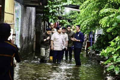 Presiden Prabowo Tinjau Warga Terdampak Banjir di Bekasi