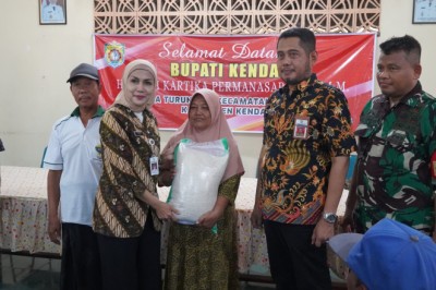 Bupati Kendal Serahkan Bantuan Beras bagi Warga Terdampak Banjir di Brangsong