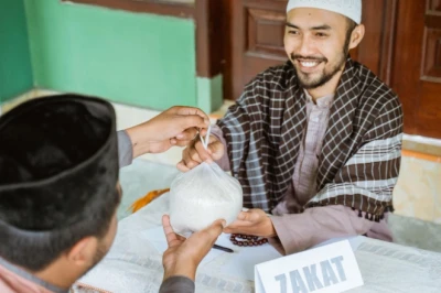 Niat Zakat Fitrah, Tata Cara, & Waktu Membayarnya