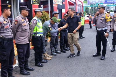 Pastikan Kenyamanan Pemudik, Bupati Sam’ani Tinjau Pos Terpadu