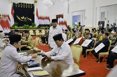 Presiden Prabowo Serahkan Zakat kepada BAZNAS di Istana Negara