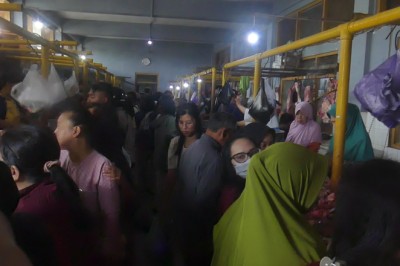 Warga Temanggung Serbu Kios Daging Sapi dan Ayam