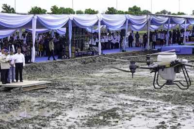 Presiden Prabowo Tebar Benih Padi Dengan Teknologi Drone Pertanian