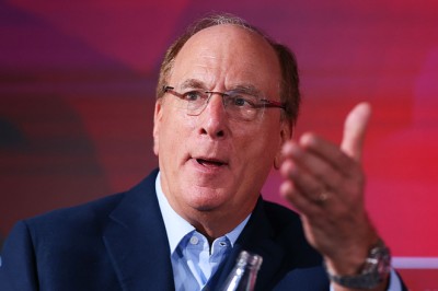 Prediksi Larry Fink: “Bitcoin (BTC) Bisa Menggulingkan Dolar AS”, Ini Katanya!