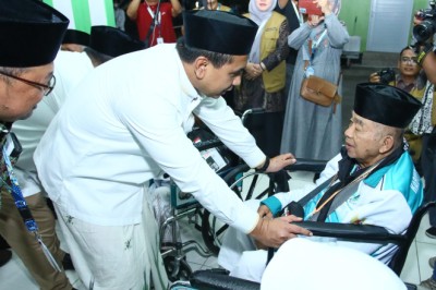 Lepas Jemaah Haji Kloter 1 Embarkasi Solo, Taj Yasin: Jaga Kesehatan dan Nama Baik Indonesia