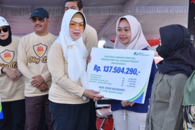 Peringati May Day 2025, Bupati dan Wabup Sukoharjo Senam Bersama Buruh