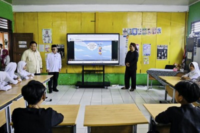 Hadiri Peringatan Hardiknas, Presiden Prabowo Saksikan Demonstrasi Pembelajaran dengan Teknologi Smart Board