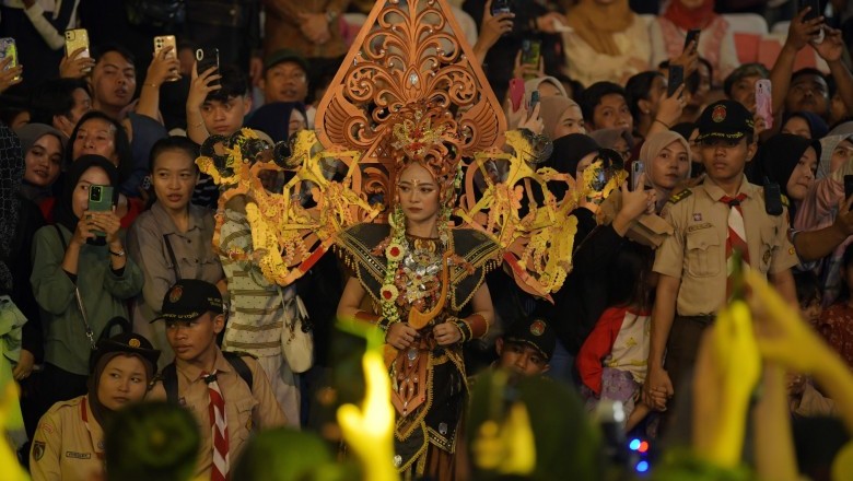 Keseruan Semarang Night Carnival 2025