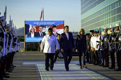 Presiden Prabowo Subianto Antar Langsung Keberangkatan Presiden Macron ke Singapura