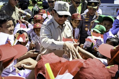 Disambut Meriah Warga, Presiden Prabowo Tiba di Bengkayang untuk Panen Raya Jagung