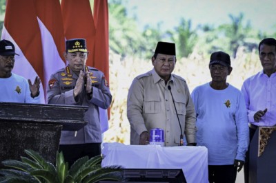 Presiden Prabowo Resmikan Groundbreaking 18 Gudang Polri dan Gudang Dryer Jagung