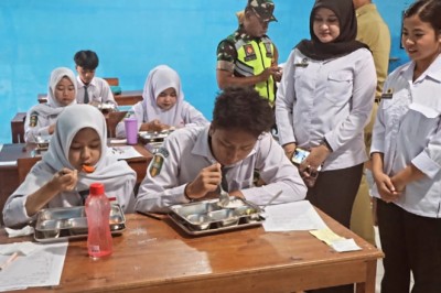 104 Santri Sumowono Ikut Nikmati MBG