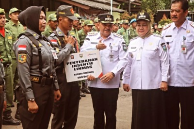 7.321 Anggota Satlinmas Terima Dana Insentif