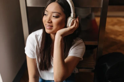 10+ Rekomendasi Lagu Galau Inggris untuk Momen Sendu