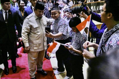 Warga dan Pelajar Indonesia di Singapura Antusias Sambut Kedatangan Presiden Prabowo
