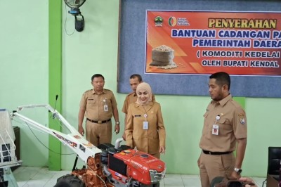 Bupati Kendal Serahkan Bantuan Subsidi Kedelai dan Peralatan Mesin