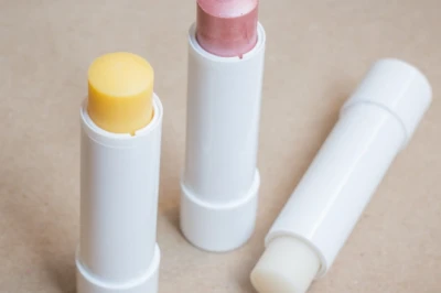 10 Rekomendasi Lipbalm SPF yang Ringan Dipakai dan Lebih Hemat