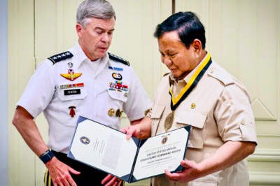 Presiden Prabowo Terima Medali Kehormatan dari Komando Operasi Khusus AS di Istana Merdeka