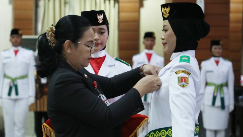 Wali Kota Semarang Kukuhkan 27 Anggota Paskibraka, Agustina: Dorong Anak Muda Cintai Produk Lokal