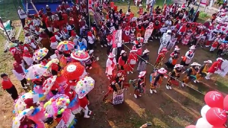 Ratusan Warga Tumpah Ruah di Karnaval Kostum Sampah Unik RW 5 Pakintelan