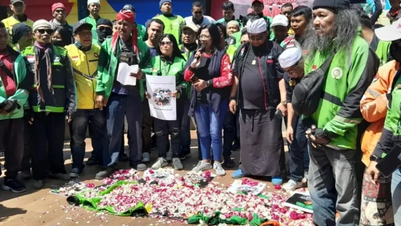 Ojol Semarang Gelar Doa Bersama dan Tabur Bunga untuk Affan Kurniawan yang Meninggal Terlindas Rantis